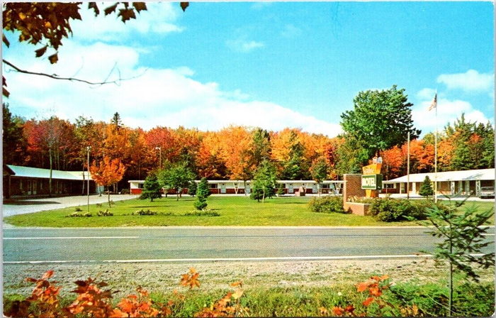 Tahquamenon Suites Lodging (Travelers Motel) - Old Postcard (newer photo)